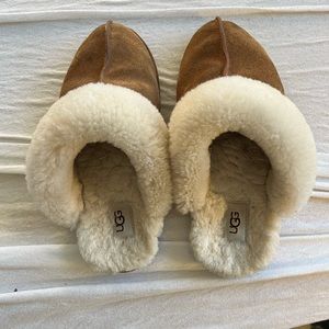 UGG SCUFFETTE 2 SLIPPERS!!🩷 Gently used!! Coming from a smoke free home!!